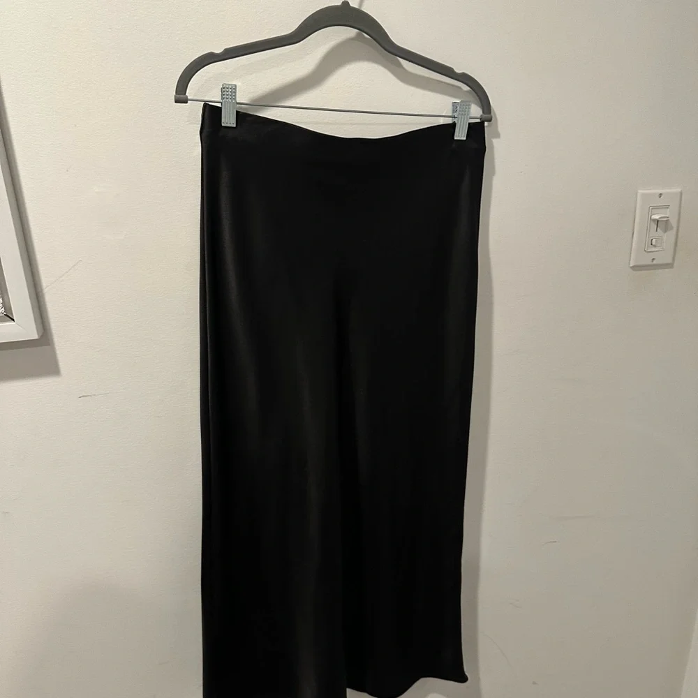 Elegant Black Satin Skirt - Picture 3 of 4